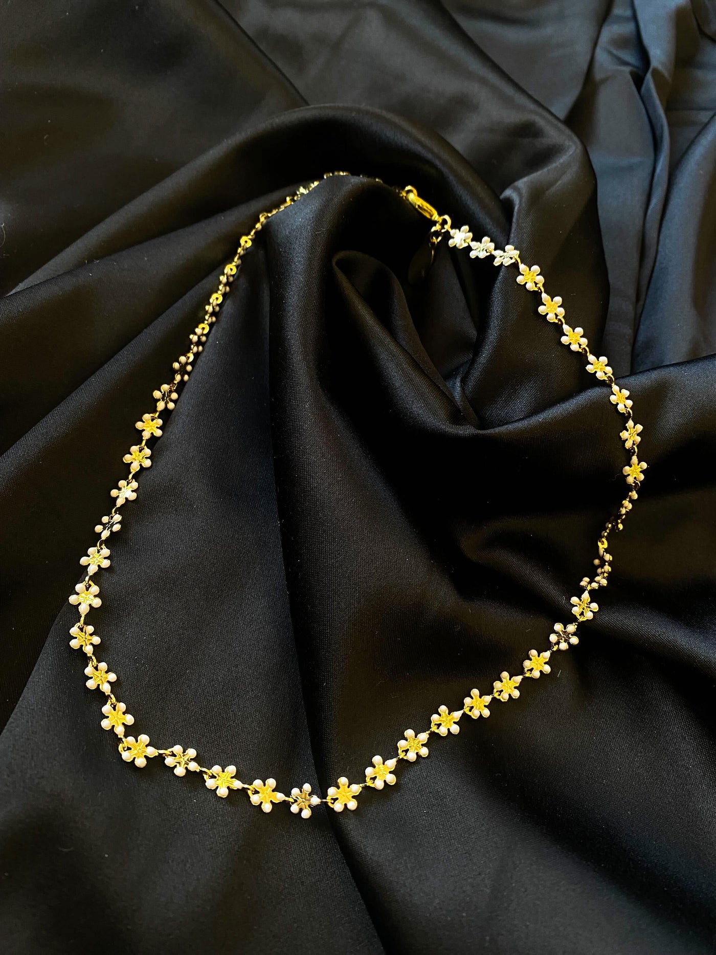 White Daisy Chain-190 - ACCESSORIES - JEWELRY-MARY KATHERINE DESIGNS-[option4]-[option5]-[option6]-Leather & Lace Boutique Shop